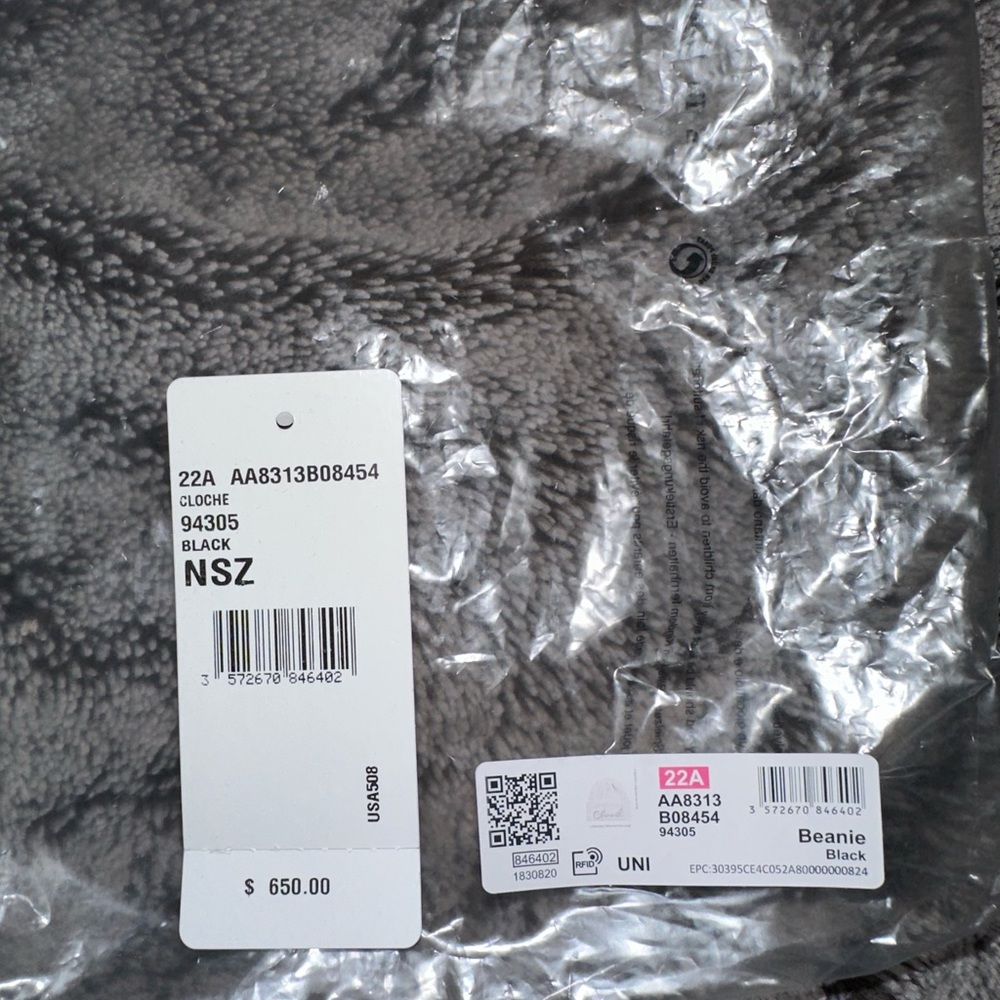 NWT Chanel Black beanie hat with gold sequins - Picture 6 of 6